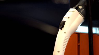 Modern ekoloji dostu elektrikli araç şarj istasyonu, kentsel ulaşım, hizmet