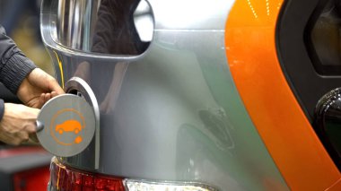 Erkek şarj, yenilikler için elektrikli araba hazırlama şarj cihazı tank eller