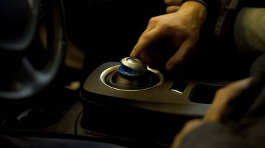 Yeni elektrikli araba iletim, acımak auto gösteren otomobil satıcısı