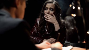 Ağlayan kadın polis kanıt vererek Sorgulama odasında Sigara İçilmeyen