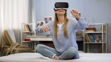 Modern teknoloji, eğleniyor, sanal gerçeklik gözlüklü üniversiteli kız