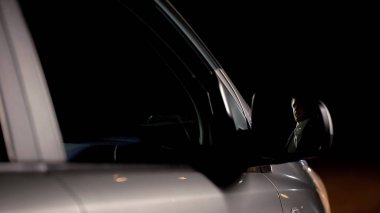 Gece şehirde, eve geri sürüş araba aynada işadamı yansıması