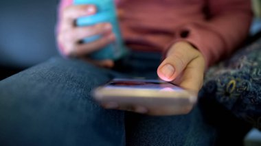 Smartphone kaydırma, video oyunu online oynamak, rahatlatıcı el yakın çekim