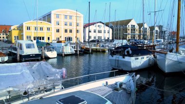 Özel Yelkenli ve Nyhavn limanda, Kopenhag şehir port demirledi Yatlar