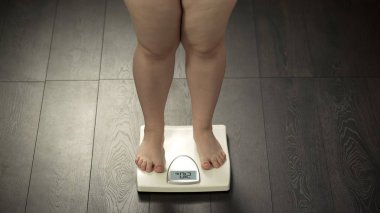 Ekstra ağırlık ile kadın banyo üzerinde atlama, sağlık bozukluğu, obezite ölçekler