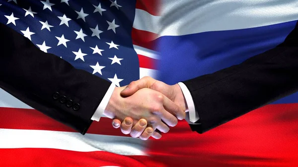 Vereinigte Staaten Und Russland Händedruck Internationale Freundschaft Flaggenhintergrund — Stockfoto