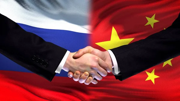 Händedruck Zwischen Russland Und China Internationaler Freundschaftsgipfel Fahnenhintergrund — Stockfoto