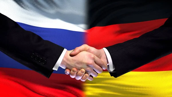 Händedruck Zwischen Russland Und Deutschland Internationaler Freundschaftsgipfel Fahnenhintergrund — Stockfoto