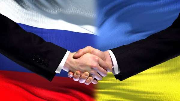 Rusland Oekraïne Handdruk Top Van Internationale Vriendschap Vlag Achtergrond — Stockfoto