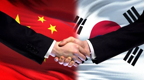 China Und Südkorea Handschlag Internationaler Freundschaftsgipfel Fahnenhintergrund — Stockfoto