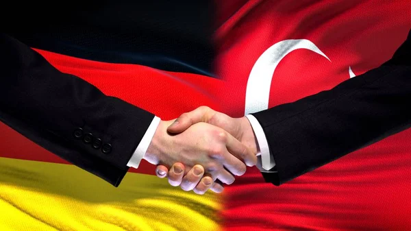 德国与土耳其握手 国际友谊关系旗帜背景 — 图库照片