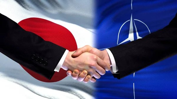 Japan Und Nato Handshake Internationale Freundschaftsbeziehungen Flaggenhintergrund — Stockfoto