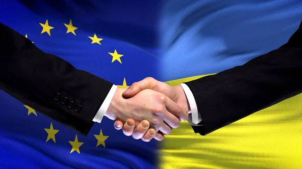 Europeiska Unionen Och Ukraina Handslag Internationella Vänskap Flagga Bakgrund — Stockfoto