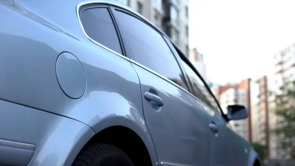 Silbernes Auto Geparkt Vor Wohnanlage Morgen Autotransport — Stockfoto