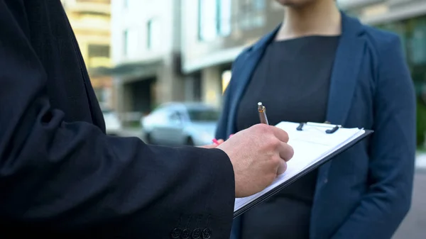 Assistente Personale Femminile Attesa Mentre Capo Maschio Firma Contratto Vicino — Foto Stock