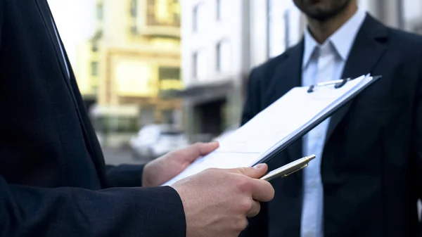 Selger Ser Gjennom Listen Søker Navnet Mannen Som Kjøper Bil – stockfoto