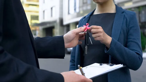 Autoverkäufer Übergibt Schlüssel Für Neues Fahrzeug Glückliche Dame Autokauf — Stockfoto