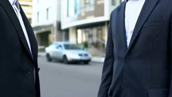 Dos Hombres Negocios Hablando Fuera Del Edificio Oficinas Discutiendo Trato — Foto de Stock