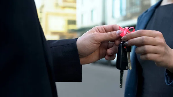 Makelaar Agent Dame Toetsen Geven Nieuw Appartement Terugbetaling Van Lening — Stockfoto