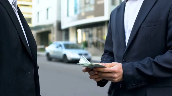 Två Arbetare Räknar Pengar Utanför Businesscenter Lön Veckodag — Stockfoto