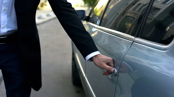 Водій Відкриває Двері Автомобіля Молодим Шановним Олігархом Професійним Шофером — стокове фото