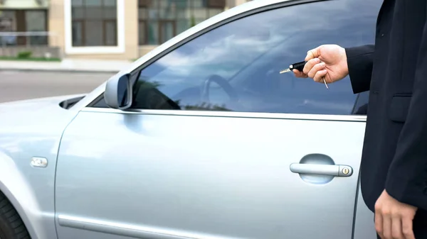 Empresário Desligar Alarme Carro Entrar Auto Sistema Segurança Seguro — Fotografia de Stock