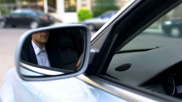 Молодий Бізнесмен Відображає Дзеркало Крила Автомобіля Їде Офісну Зустріч — стокове фото