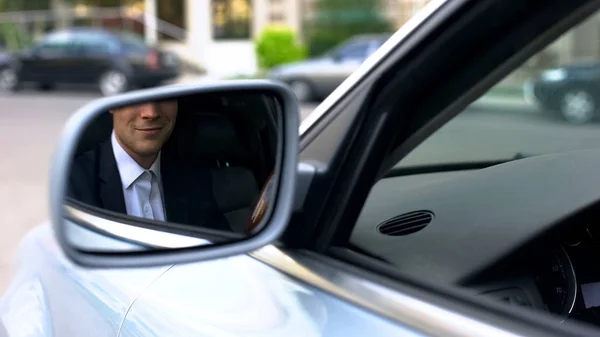 Trabalhador Escritório Sorrindo Espelho Asa Carro Condução Empresário Confiante — Fotografia de Stock