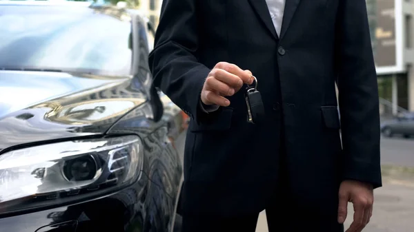 Автомобільний Покупець Тримає Ключі Від Нового Транспортного Засобу Успішна Операція — стокове фото
