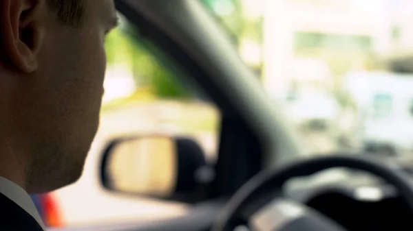 Joven Empresario Conduciendo Coche Tráfico Ciudad Yendo Reunión Oficina Cerca — Foto de Stock