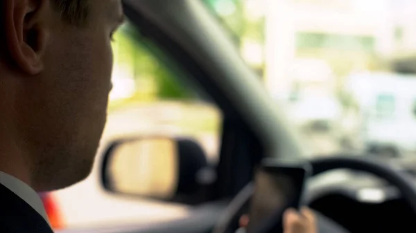 Hombre Negocios Distraído Mirando Pantalla Del Teléfono Tráfico Por Carretera — Foto de Stock