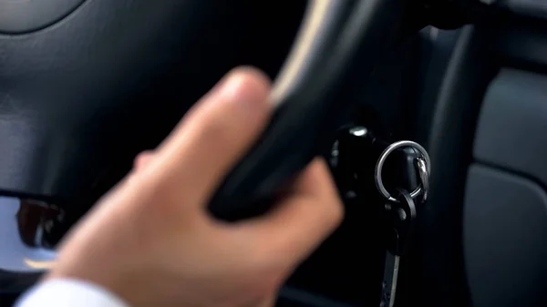 Hombre Conduciendo Coche Cogido Mano Volante Cerca Las Llaves Transporte — Foto de Stock