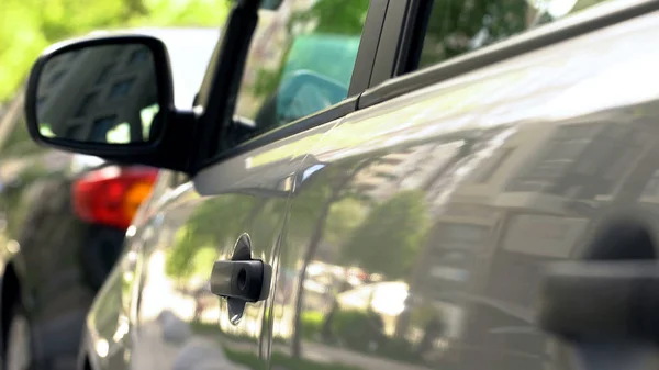 Fila Coches Aparcados Cerca Centro Ciudad Transporte Moderno Tráfico — Foto de Stock