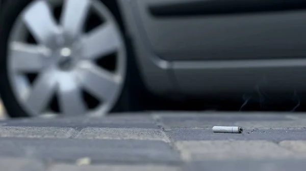 Řidič Házet Cigarety Zakázaným Inzerováním Okna Auta Chodníku Špinavém Chodníku — Stock fotografie