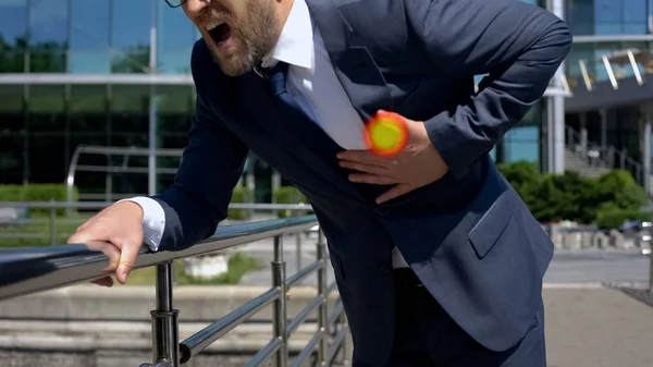 Zakenman Heeft Hartaanval Buitenshuis Plek Geeft Pijn Borst Ehbo — Stockfoto