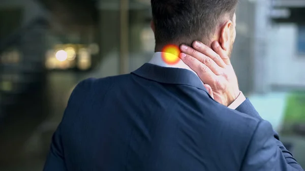 Man Lijdt Nekpijn Spierspasmen Plek Geeft Aan Ontsteking Close — Stockfoto