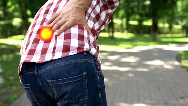 Mann Spürt Starke Rückenschmerzen Park Beschädigte Bandscheiben Fleck Deutet Auf — Stockfoto