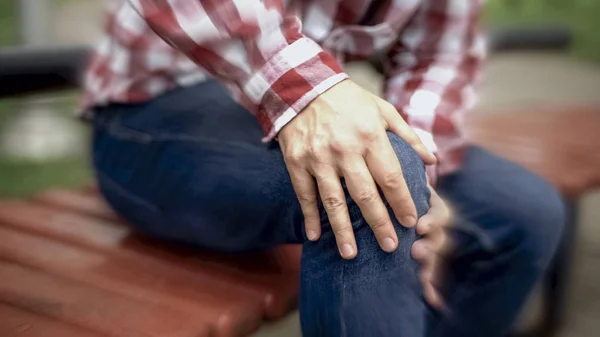 Varón Sufre Dolor Rodilla Articulación Lesionada Artritis Efecto Borroso Como —  Fotos de Stock