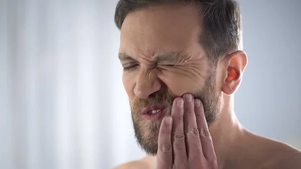 Junger Mann Berührt Seine Wange Leidet Unter Schrecklichen Zahnschmerzen Empfindlichkeit — Stockfoto