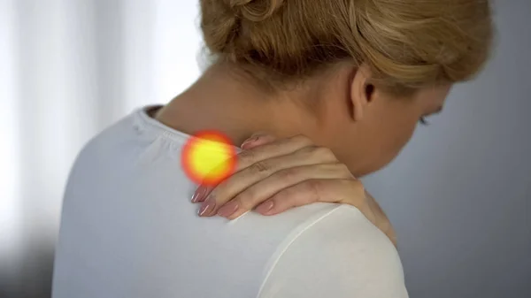 Жінка Страждає Від Болю Плечі Остеоартрит Пляма Вказує Біль Язах — стокове фото