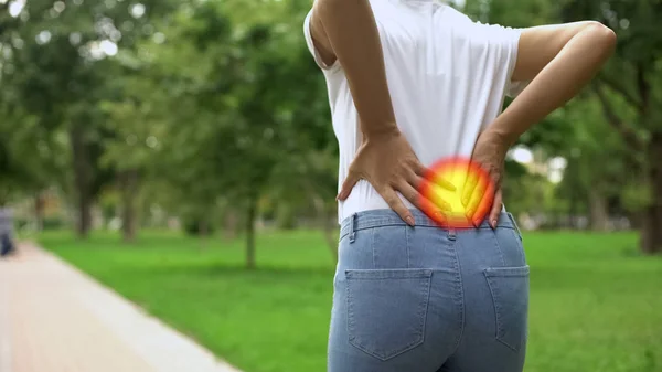 Mujer Siente Dolor Espalda Caminar Parque Inflamación Los Riñones Artritis —  Fotos de Stock