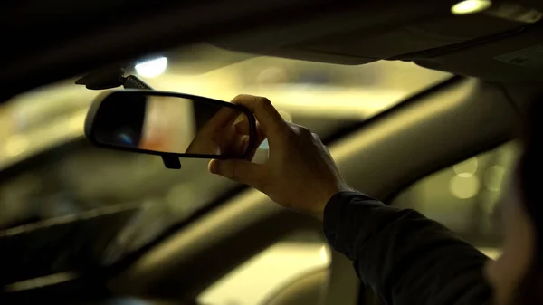 Hombre Ajustando Espejo Retrovisor Coche Examen Licencia Conducir Rango Visibilidad — Foto de Stock