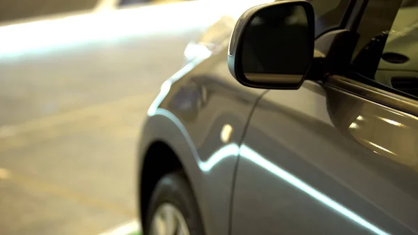 Glänzendes Auto auf dem Parkplatz, Automobilsicherheit, moderner Stadtverkehr, Nahaufnahme — Stockbild Glänzendes Auto Auf Dem Parkplatz Automobilsicherheit Moderner Stadtverkehr Nahaufnahme — Stockfoto