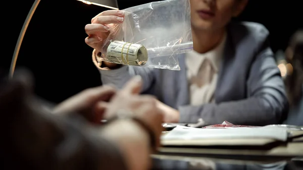 Female Detective Showing Cash Money Suspect Interrogation Drug Dealer — Stock Photo, Image