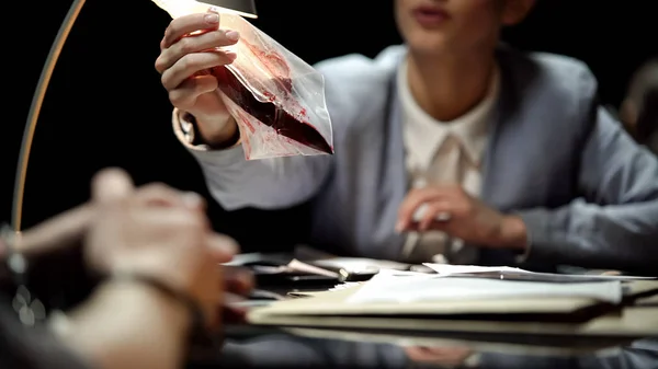 Fiscal Mostrando Cuchillo Con Sangre Para Sospechar Esperando Confesión —  Fotos de Stock