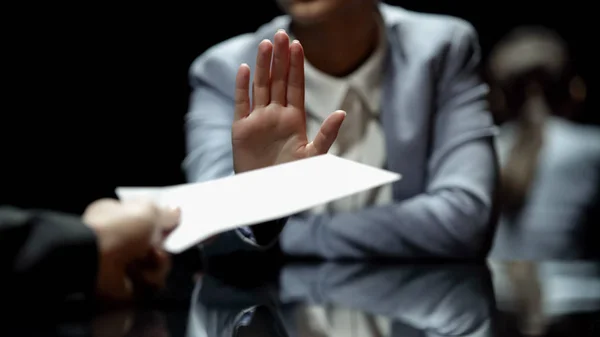 Rüşvet, Aksiyon, kanunlarda yolsuzlukla almaya kadın resmi reddetti yakın çekim