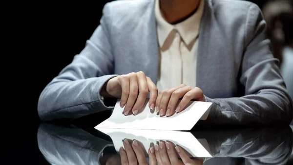 Empresária Levando Envelope Com Dinheiro Corrupção Evasão Fiscal Close — Fotografia de Stock