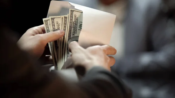 Envelope Com Dólares Dama Subornar Político Para Cobrir Negócios Ilegais — Fotografia de Stock