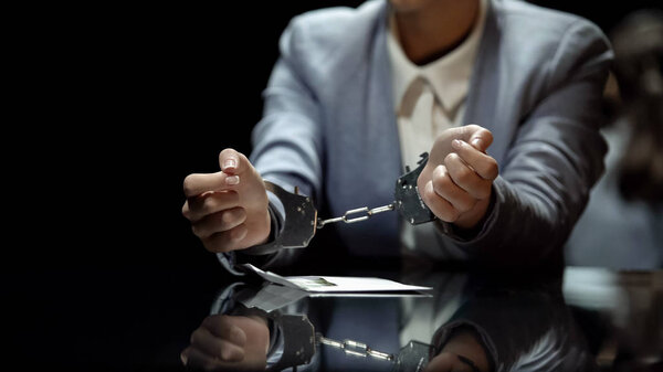 Женщина-политик поймана на взяточничестве, в наручниках, политической коррупции
