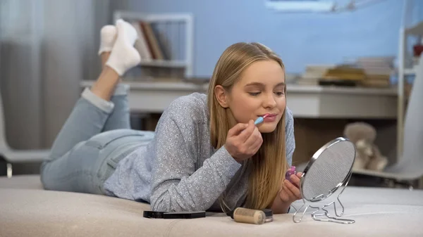 Κορίτσι Γυμνασίου Εφαρμόζοντας Την Πρώτη Ροζ Lip Gloss Θαυμάζοντας Τον — Φωτογραφία Αρχείου